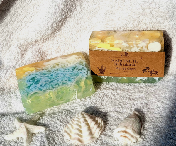 SABONETE MAR CAPRI1 O sabão natural não contém aglutinante, substância sintética usada em sabonetes comerciais para evitar que eles derretam com a água. Portanto, mantenha seu sabonete o mais seco possível. Para maior durabilidade do seu sabonete, você pode dividir o sabonete em duas partes e usar uma por vez. Opte por saboneteiras vazadas que não acumulam água. Guarde a parte que não for usar em um local seco, ao abrigo da luz e calor.